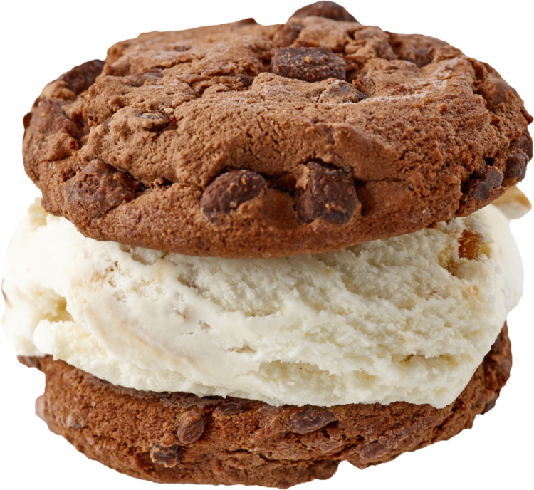 Sándwich de galleta con chispas de chocolate y helado de vainilla.